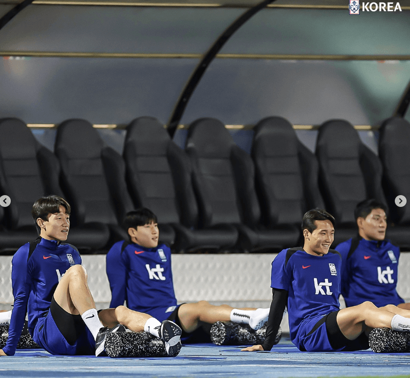 쿠웨이트전 무료 중계 경기 일정과 관련하여 훈련 중 휴식을 취하고 있는 대표팀 선수들