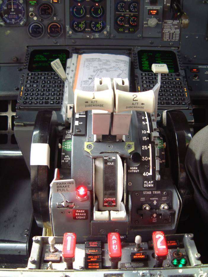 B737의 엔진 조종 레버