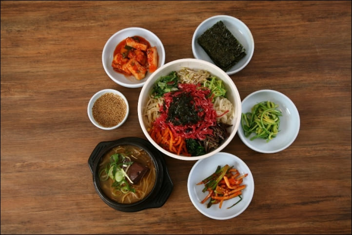 육회비빔밥과-반찬-등이-차려져-있다.