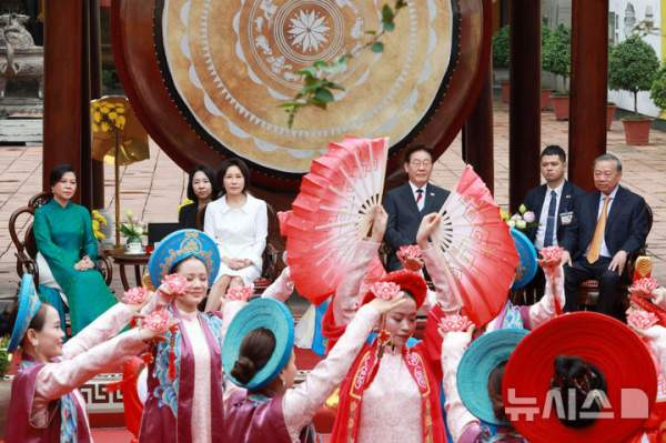 이 대통령 탕롱황성 친교 행사와 태극기 패션 외교의 핵심 정리: 베트남 순방 마무리