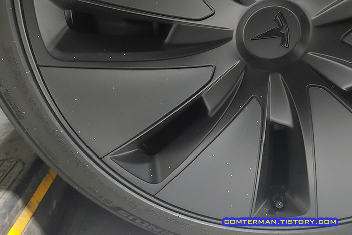 테슬라 무광휠커버 페인트 사고