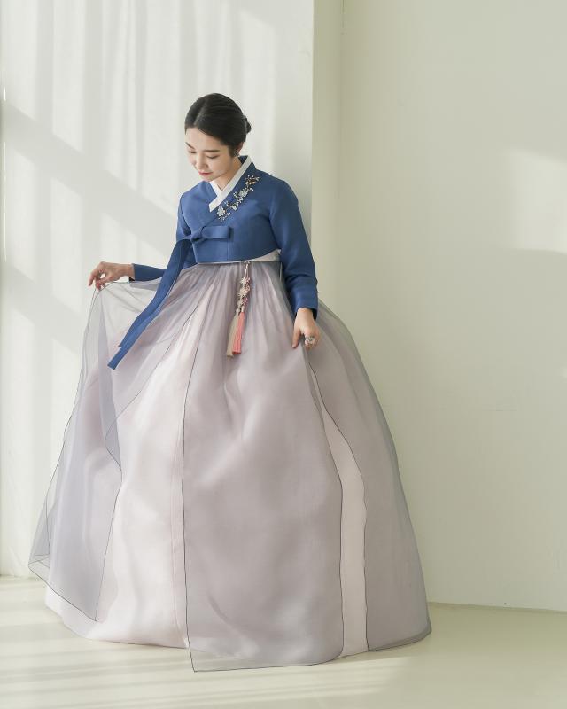 민한복 해비치 고급 전통 맞춤 혼주 한복 성인 여자 단아한 여성 결혼식 하객