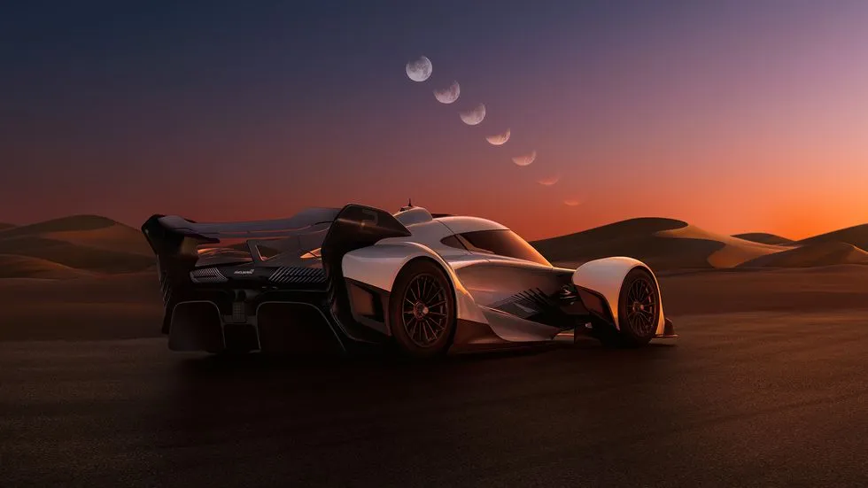 맥라렌 솔루스 GT 후측면