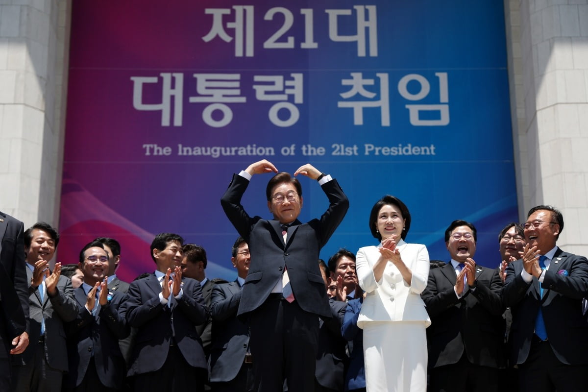 이재명 대통령과 김혜경 여사가 4일 오전 서울 여의도 국회 로텐더홀에서 취임 선서를 마치고 나와 시민들을 향해 하트를 보이는 모습.