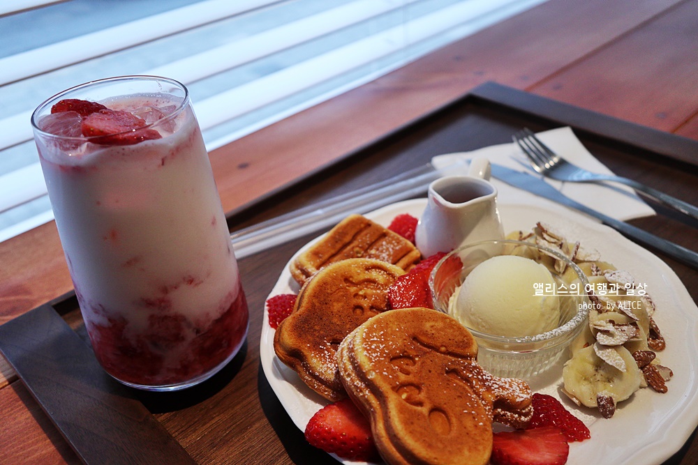 부산 광안 카페, 스누피 핫 케이크에 딸기라테 - 유럽 가정집 같이 따뜻한 분위기, 브런치 맛있는 카페