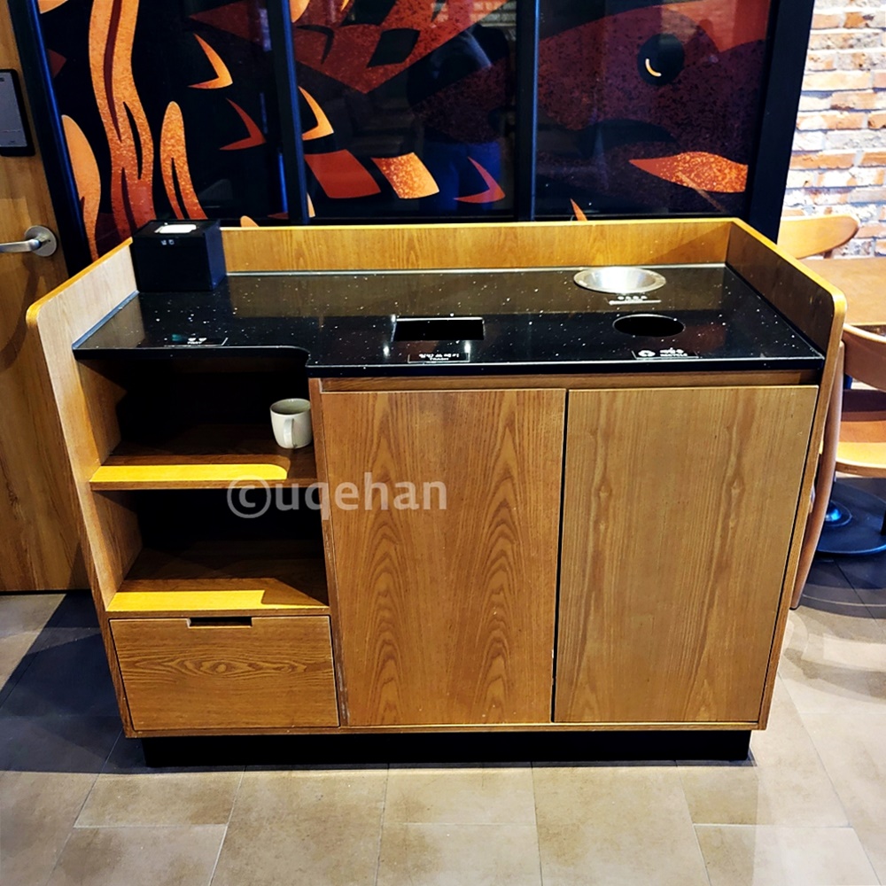 스타벅스 동두천 드라이브스루 매장 2층의 반납대 사진이다. 휴지통과 음료버리는 곳에 구멍이 뚫려있다.