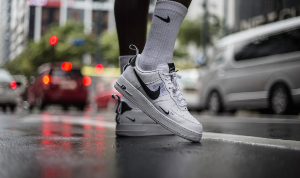 거리에서 나이키 신발을 신고 걷고 있는 화면