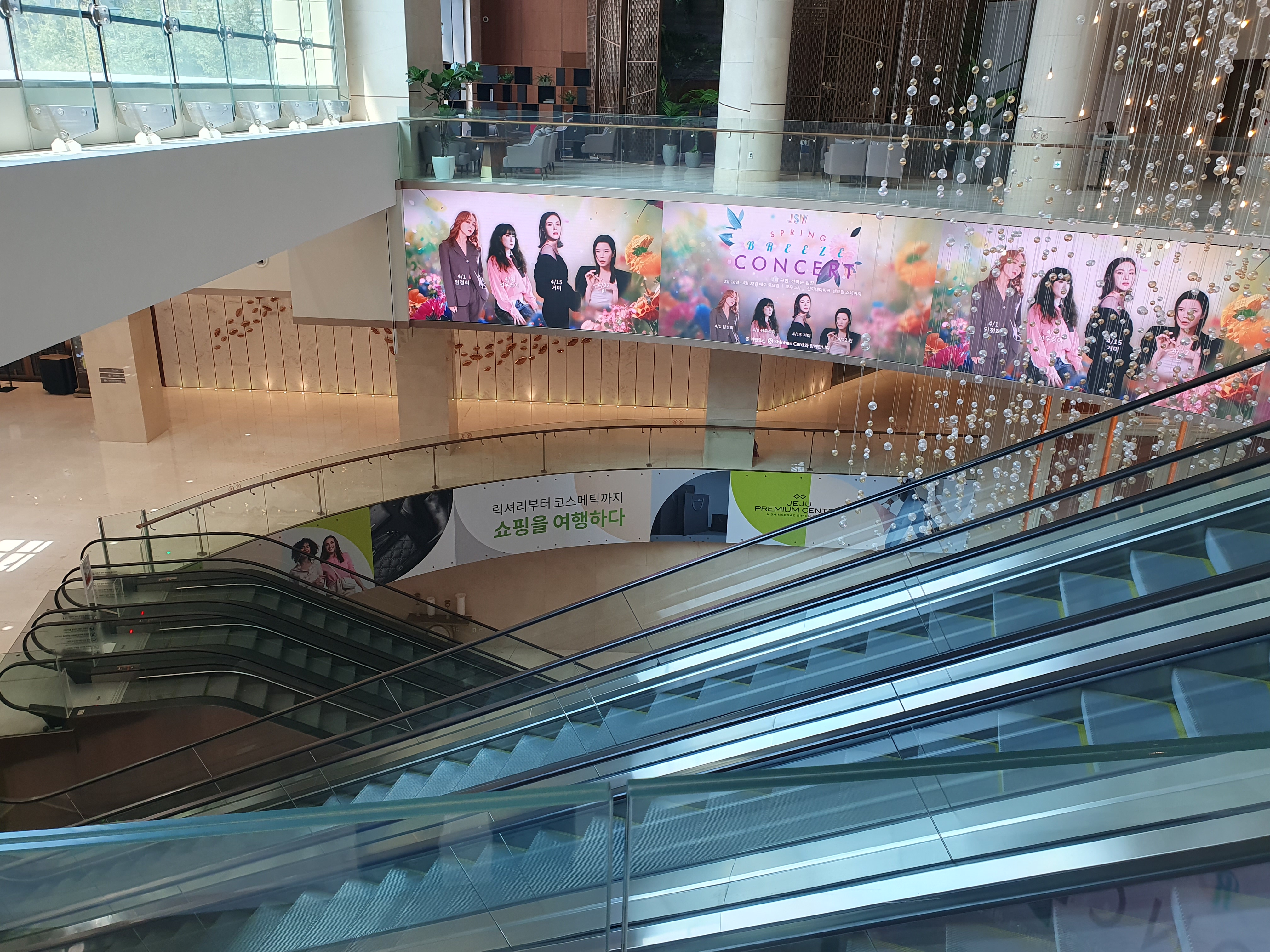 1층 프론트 입구있는 에스컬레이터를 타고 내려가면, 호텔 쇼핑몰과 카지노가 보임.