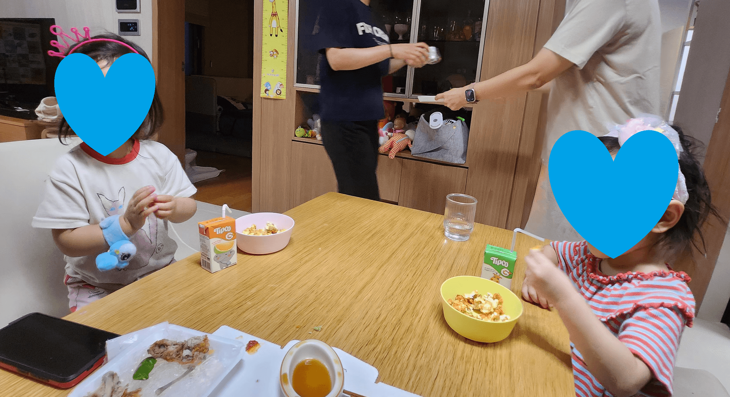 할머니가 해준 계란밥을 맛있게 먹고 있는 둘째