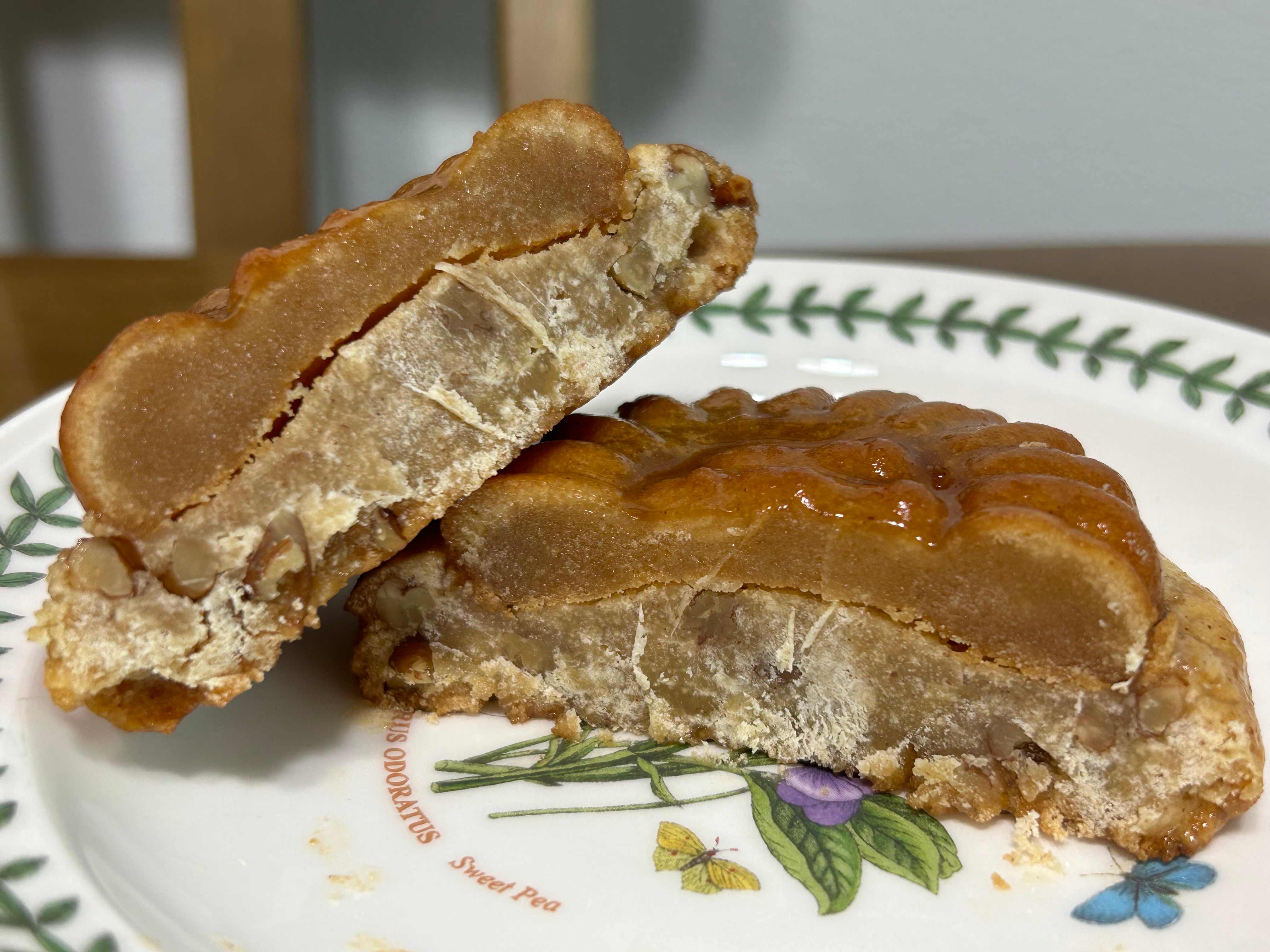 약과 쿠키 단면을 가까이에서 찍은 사진입니다.