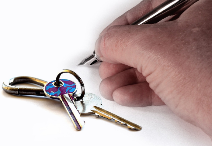 hand with pen and keys
