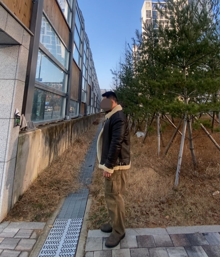 데일리룩('25. 12. 24.)스페로네 램스킨 무스탕 브라, 유니클로 와플 헨리넥 티셔츠 화이트, 프리즘웍스 카고팬츠 카키, 블런드스톤 CLASSIC 585 첼시부츠 러스틱브라운