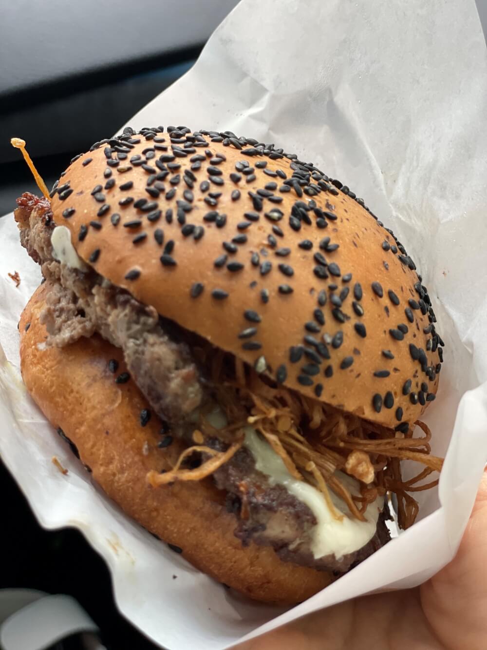 팽이버섯=튀금을-넣은=우마미밤=버거-모습