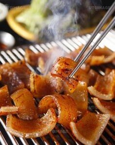 돼지껍질을-젓가락으로-구워먹는-모습