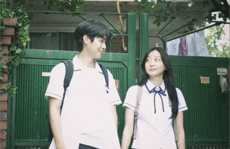 드라마 '그 해 우리는'의 한 장면, 최우식과 김다미가 마주보고 있다.