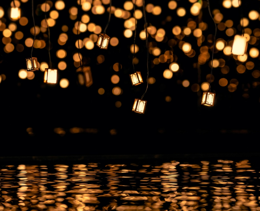 검정배경에 직사각형 작은 불빛을 내는 모형들이 수없이 달려있다.