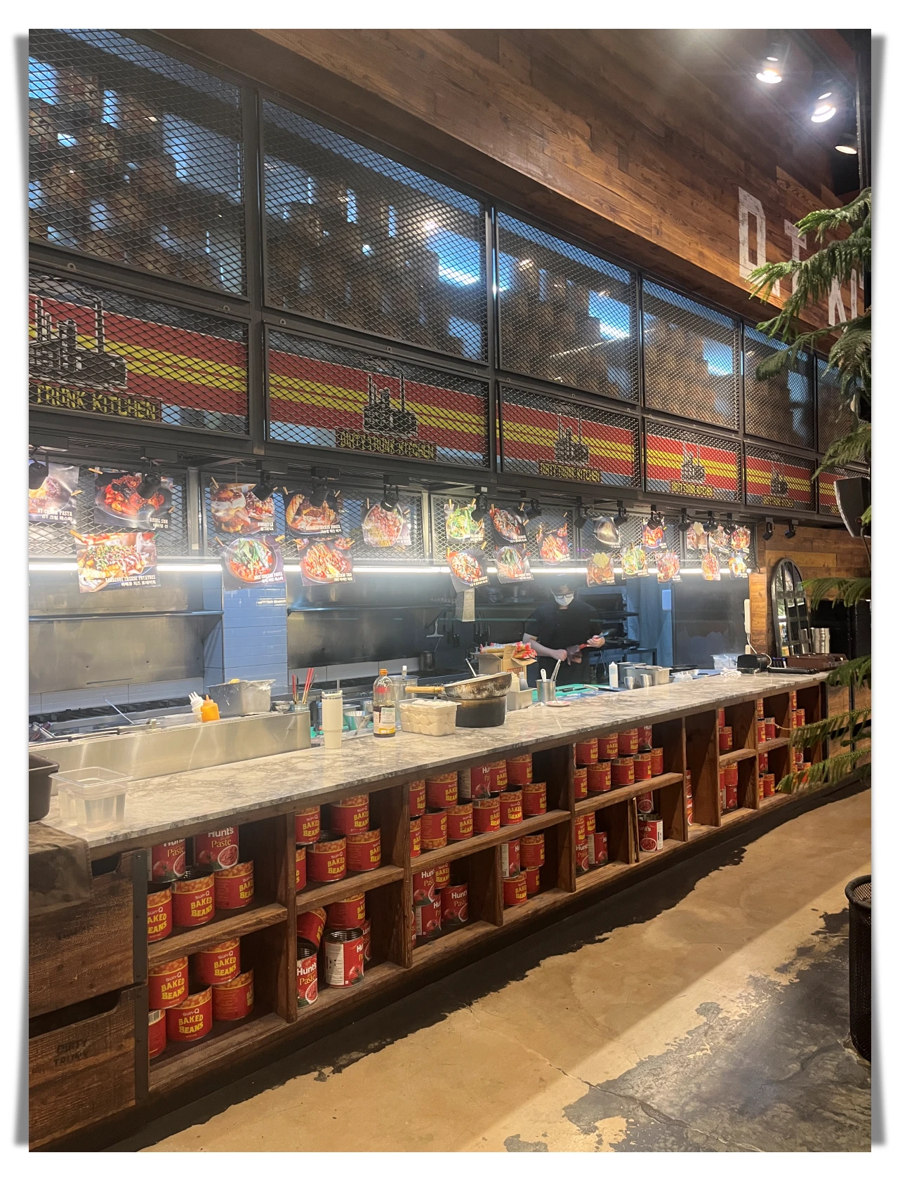 더티트렁크-내부-인테리어-오픈-키친