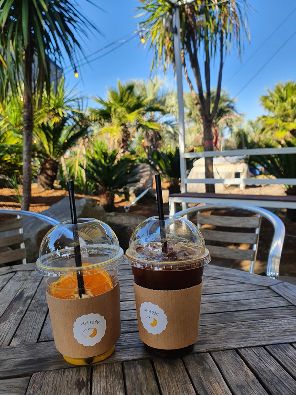 테라스에서-커피와-주스