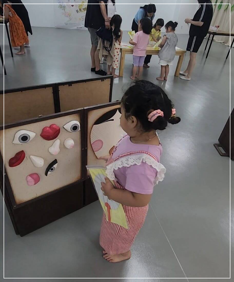 용인-상상의-숲에서-얼굴-꾸미기-체험을-하는-어린-아이
