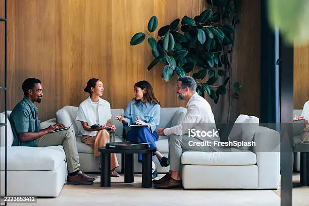 사무실에서 회의하는 사람들