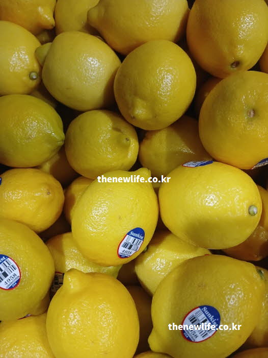 레몬즙 효능의 핵심인 강한 산성 성질과 성분을 보여주는 실사진