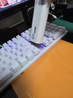 브러시로 키보드 먼지 제거