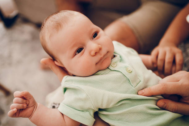밝은 빛 속에서 아기를 낳는 꿈