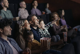 명작을 보며 환하게 웃는 관객들01