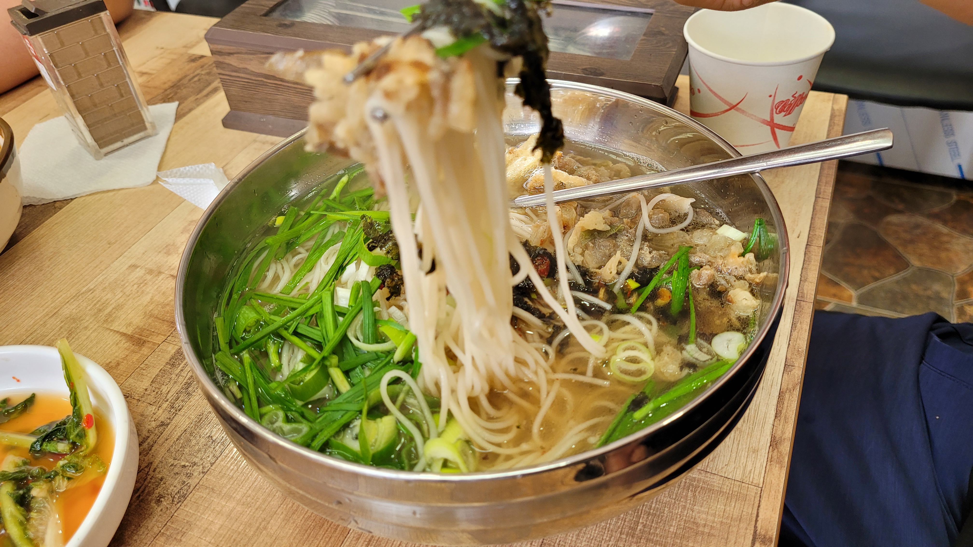 국물이 끝내주는 고기말이국수