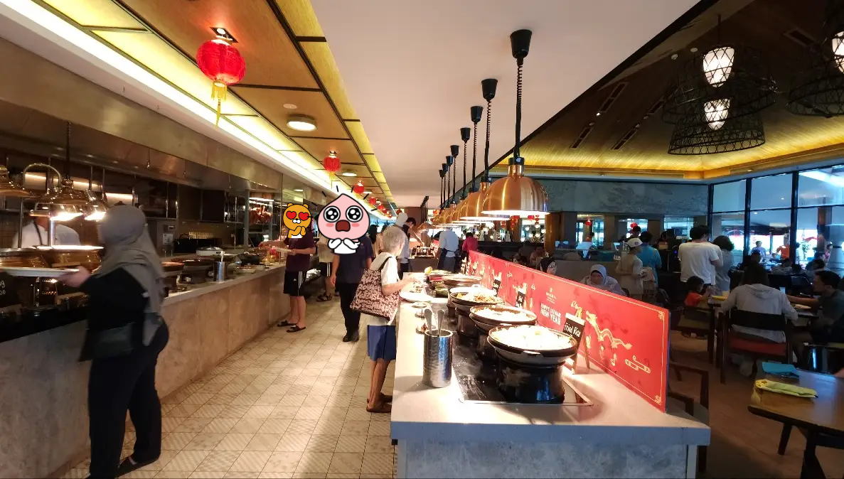 조식식당-음식고르는-사람들-사진