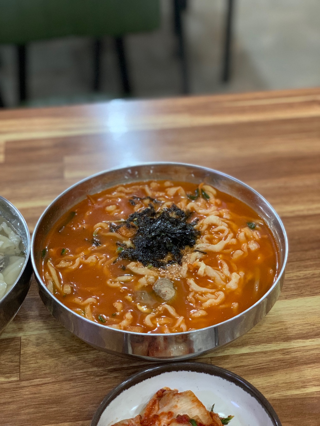 얼큰칼국수 위에 올려진 김