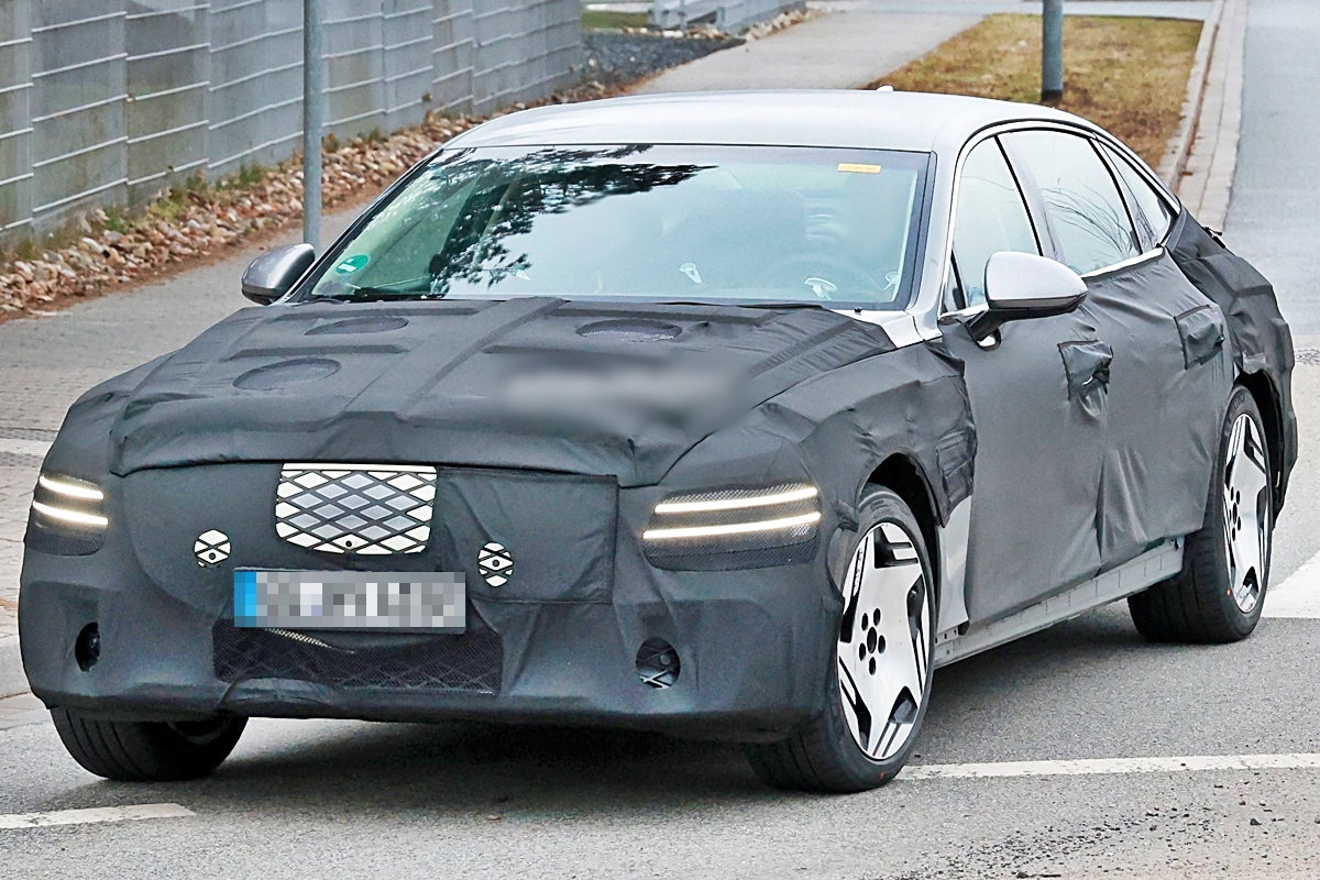 제네시스가 럭셔리 전기세단으로 개발 중인 'G80 전동화모델 부분변경 롱휠베이스' 테스트카가 포착됐다.