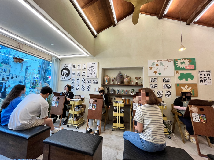 도토리 캐리커쳐 내부 모습