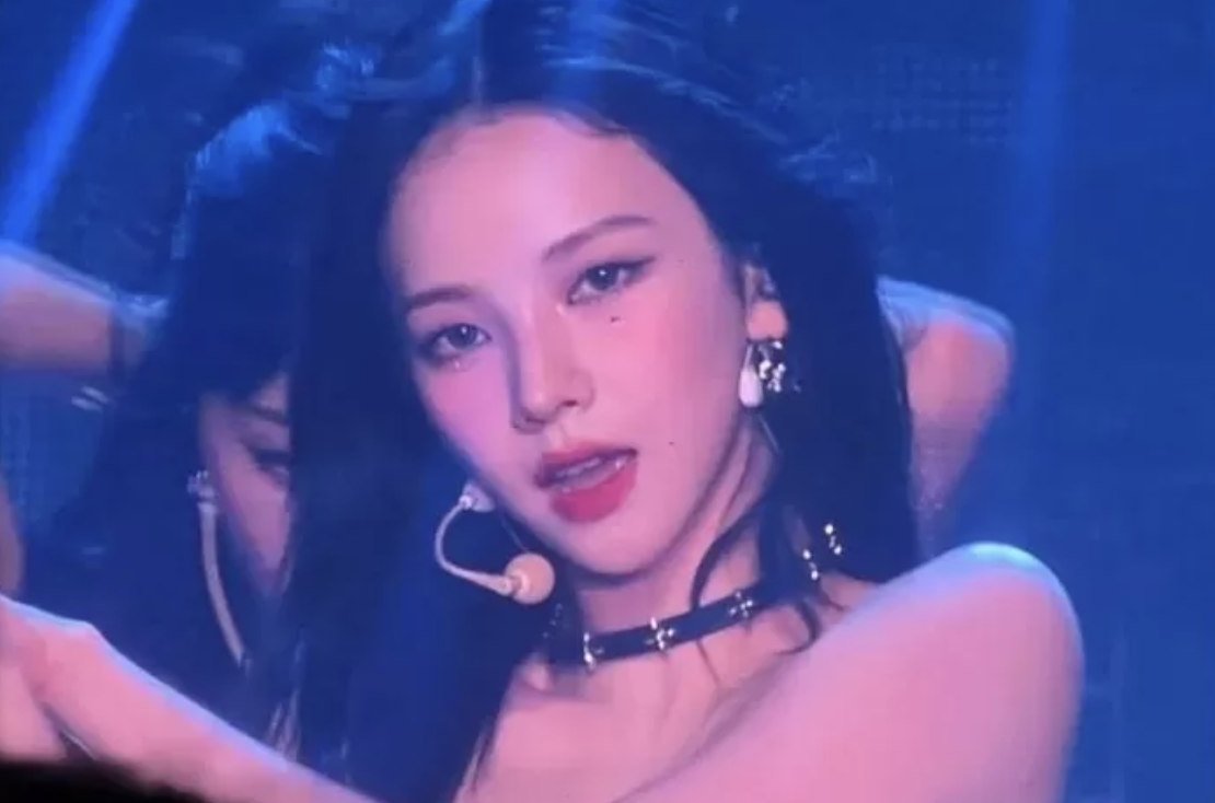 &#39;에스파&#39; 카리나 방콕 공연서 또 레전드 미모를 찍었다