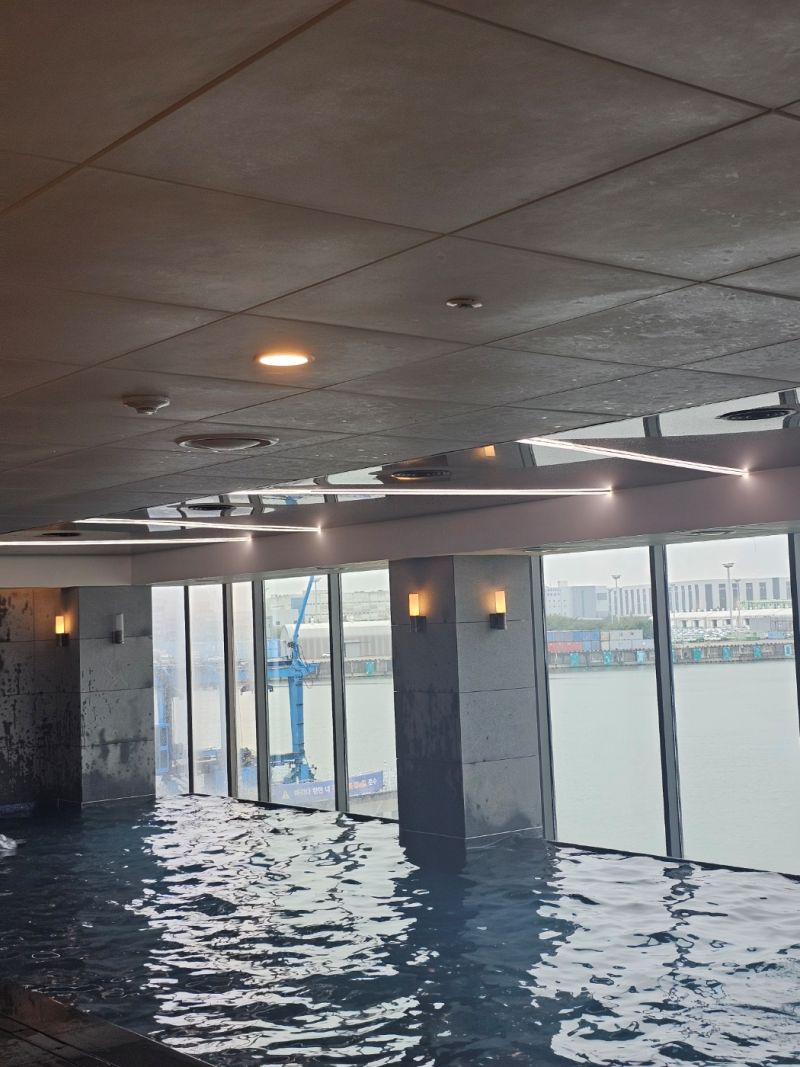 직접 찍은 김포 마리나베이 호텔 실내 수영장 사진