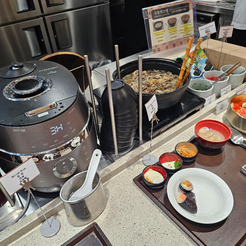 도미인 인사동 호텔 조식 뷔페 오니기리와 규동, 일본식 요리