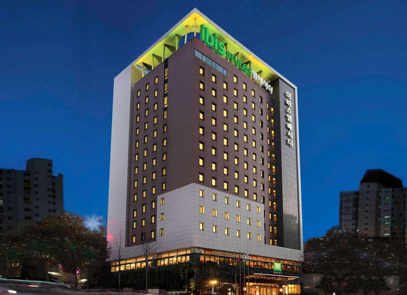 이비스 앰배서더 강남 외관