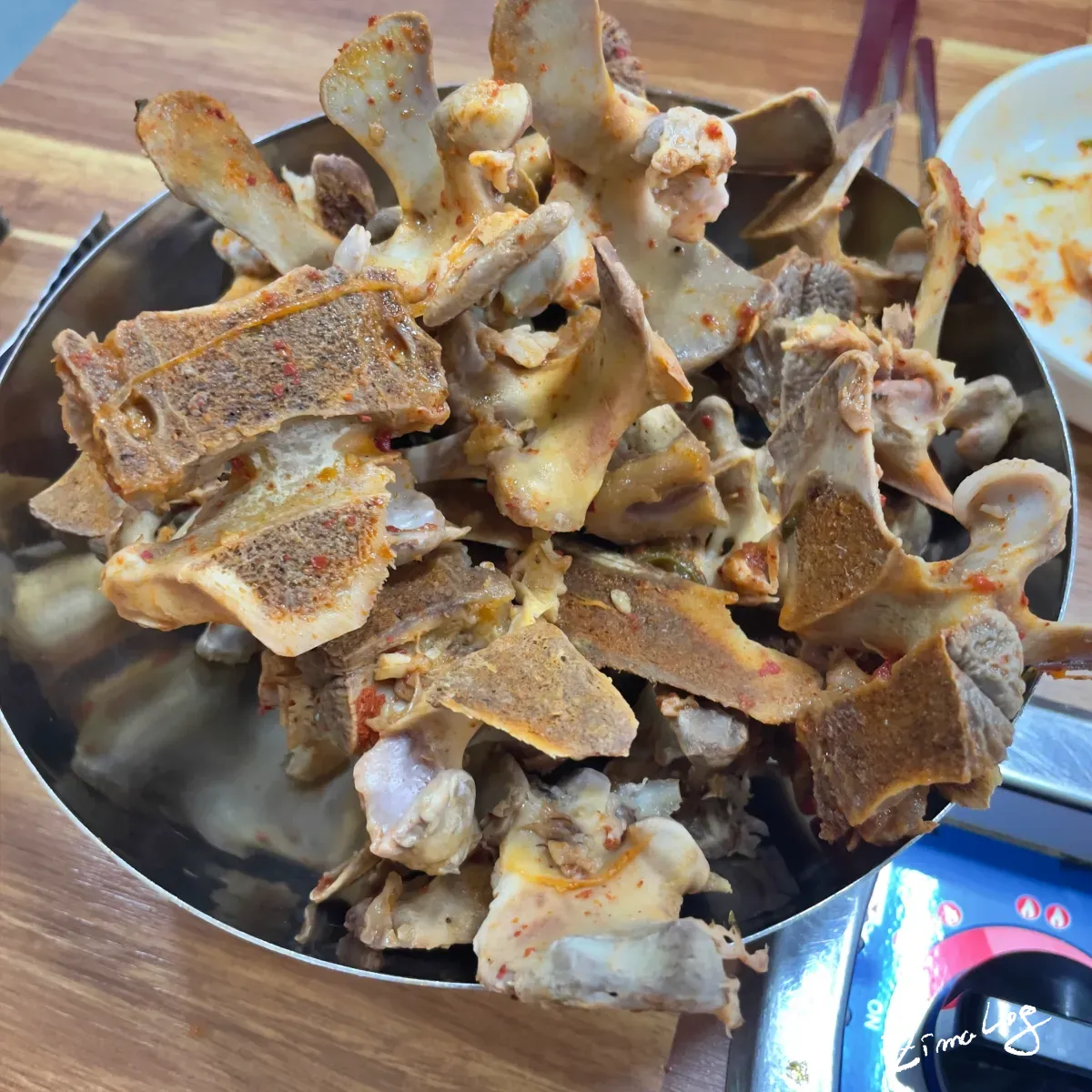 명가감자탕 다 먹고 남은 등뼈 – 살이 깔끔하게 발려진 모습