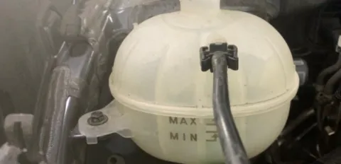 엔진룸 냉각수탱크 누수 발생으로 냉각수 부족