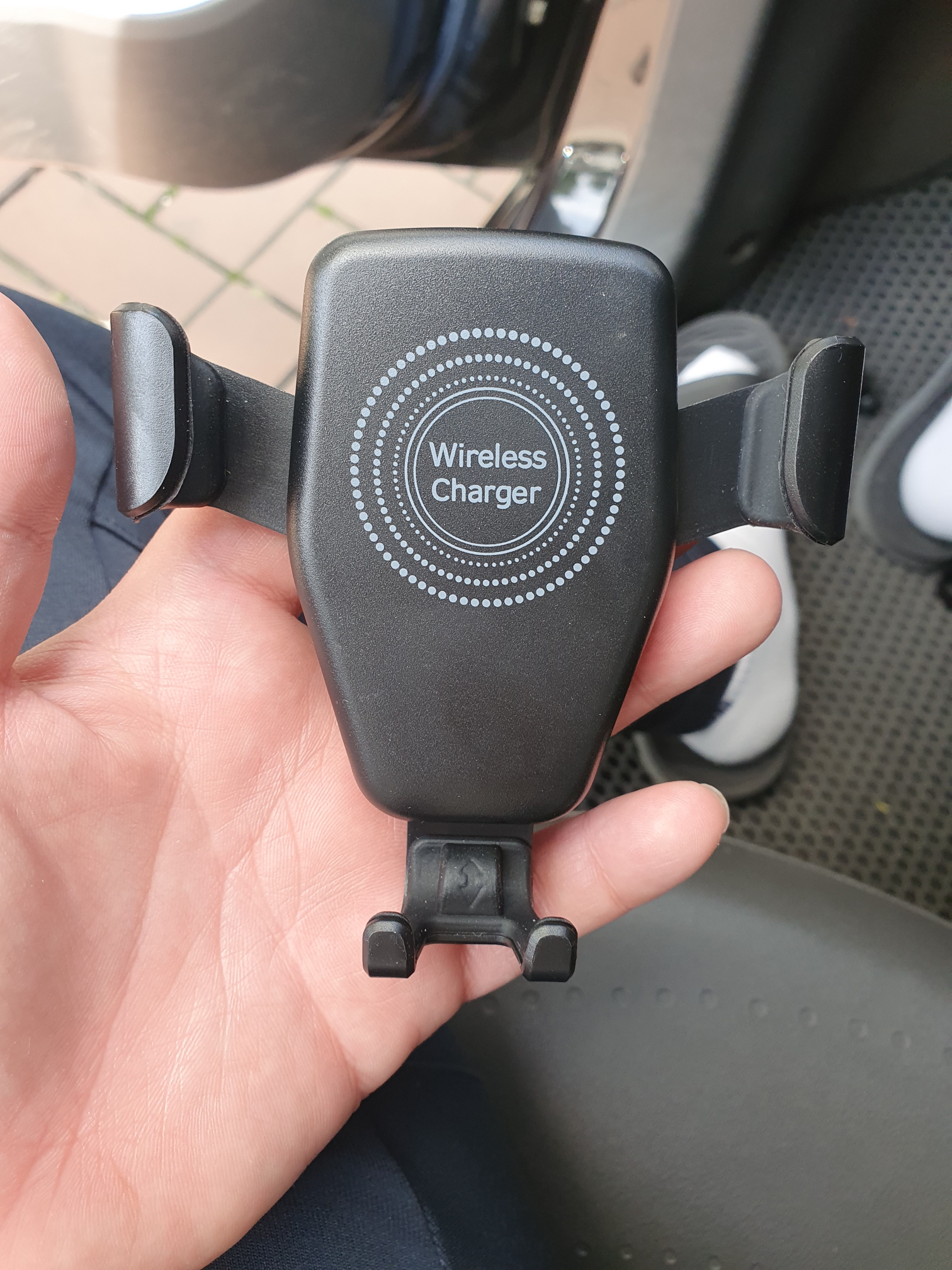 다이소에서 판매하는 무선충전 거치대 가격대 디자인이 잘 빠졌다.