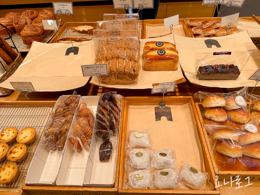 하얀풍차 망포 망포맛집 수원맛집 영통맛집 수원가볼만한곳 수원데이트 빵지순례 수원빵집 치즈바게트 화이트롤 영통빵집 영통데이트 수원빵지순례 수원맛집추천 영통맛집추천 망포맛집추천 망포빵집 영통가볼만한곳 데이트코스추천 빵집 빵 수원디저트 영통디저트