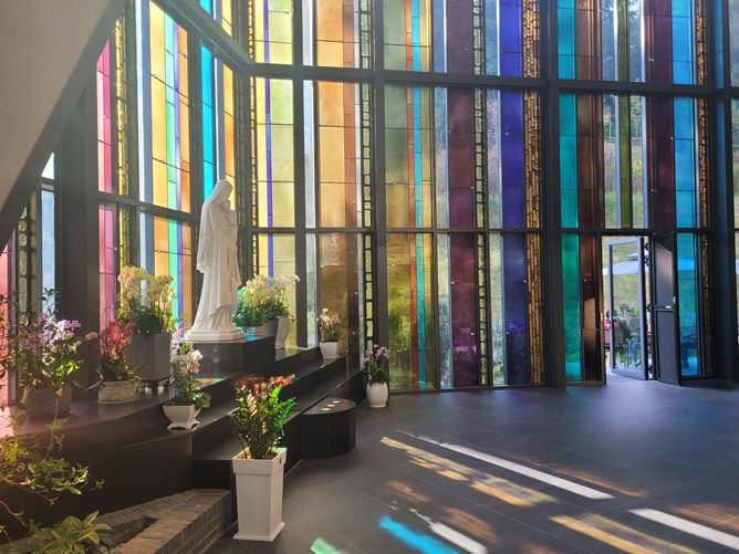 성모자상 뒤에 아름다운 스테인드글라스가 병풍처럼 펼쳐진, 서울 양원성당