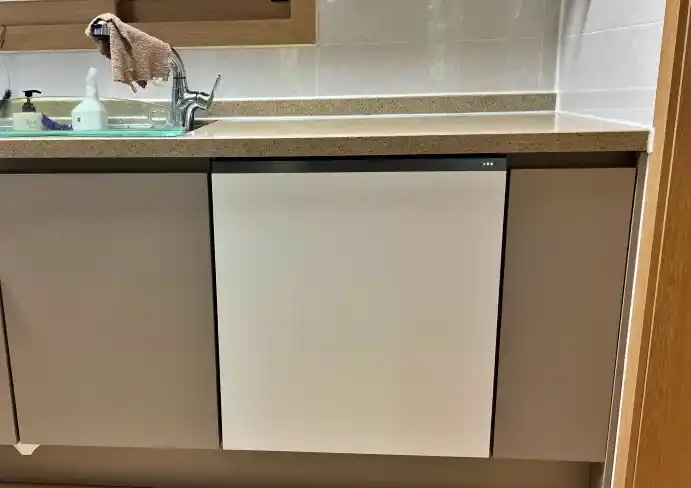 SK매직 식기세척기 설치 후 외관과 부엌에서 조화로움이 느껴지는 사진 입니다.