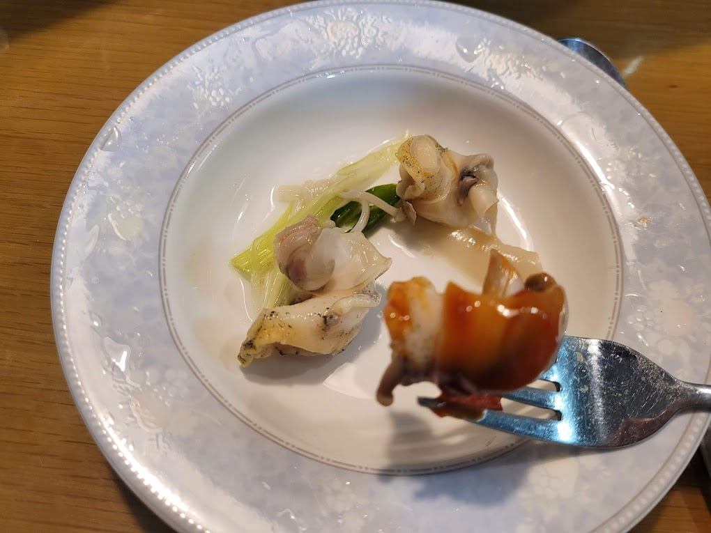 백골뱅이 살을 초고추장에 찍은 모습