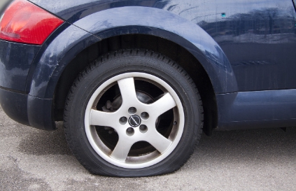 타이어-펑크나서-주저앉아있는-차-바퀴-이미지