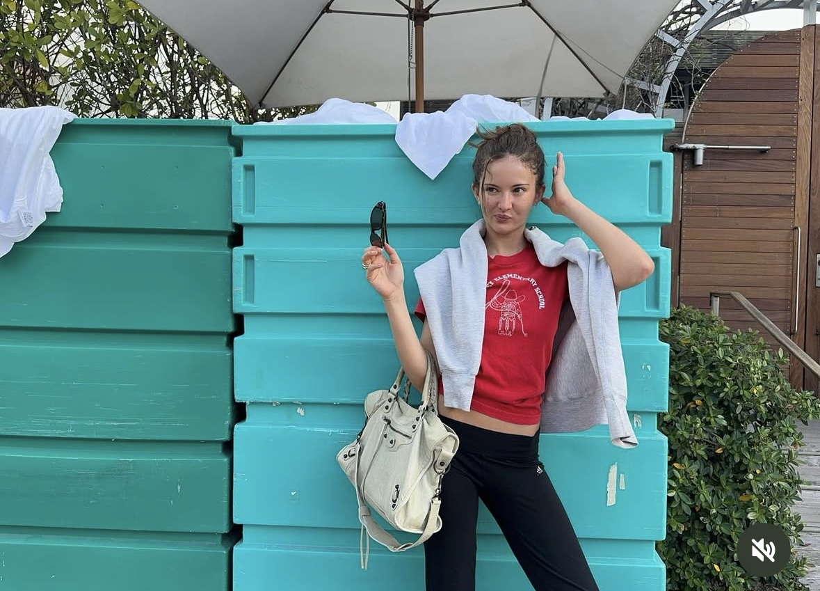 이번 시즌, 레드를 입는 이유 – 포인트 컬러로 완성한 무드, 실루엣, 소재 밸런스 관련 사진