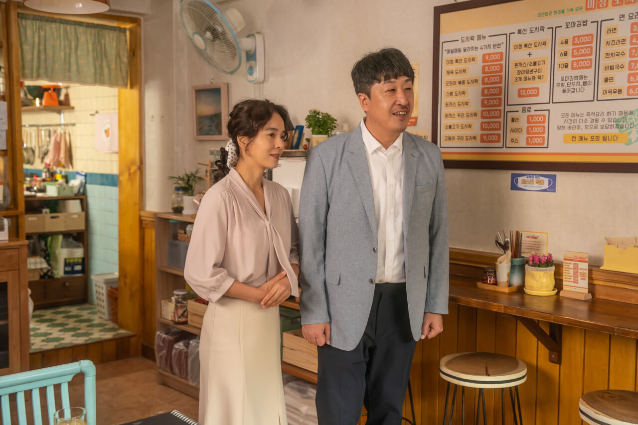 영화 청설 결말에 등장하는 용준의 부모님이 여름을 맞이하는 장면