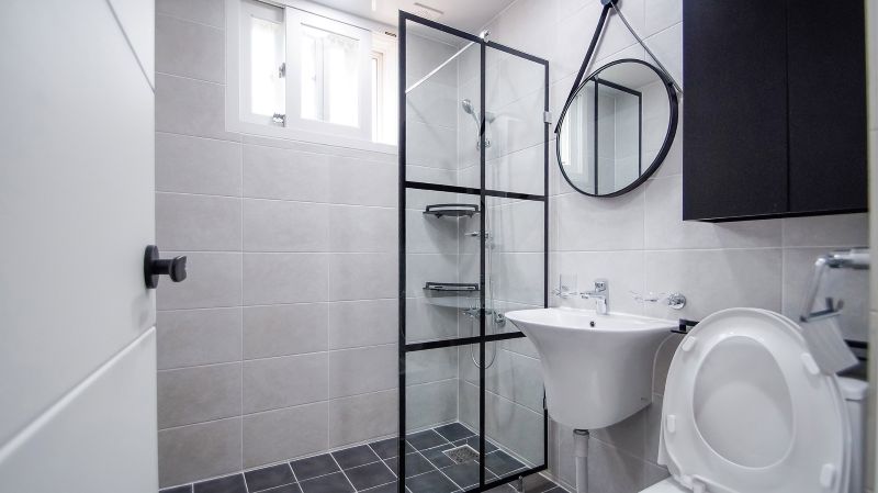 현대적이고 깨끗하게 청소된 쉐어하우스 공용 화장실 및 샤워 부스 전경