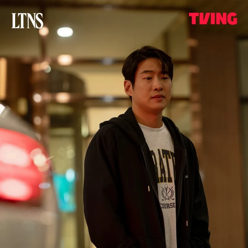 티빙 드라마 LTNS에서 검은 후드를 입고 있는 사무엘 역을 맡은 배우 안재홍