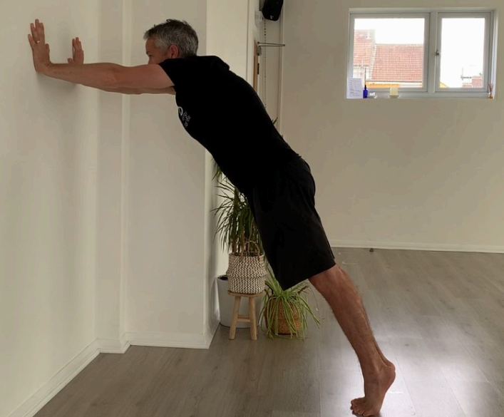 벽에 기대어 발목 굽히기 이미지사진